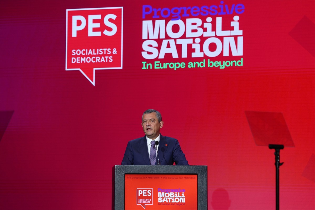 CHP Genel Başkanı Özgür Özel, Hollanda'nın başkenti Amsterdam'da düzenlenen Avrupa Sosyalist...
