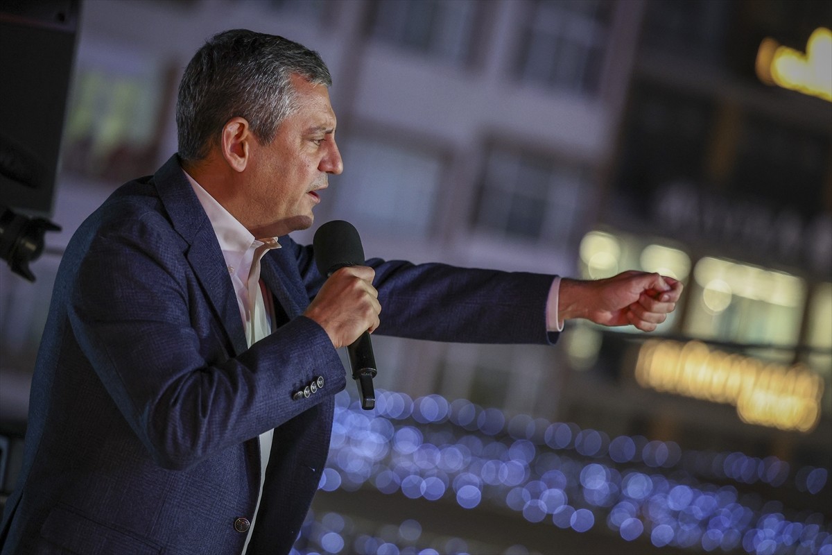 CHP Genel Başkanı Özgür Özel, İstanbul Büyükşehir Belediyesine (İBB) yönelik yolsuzluk ve terör...