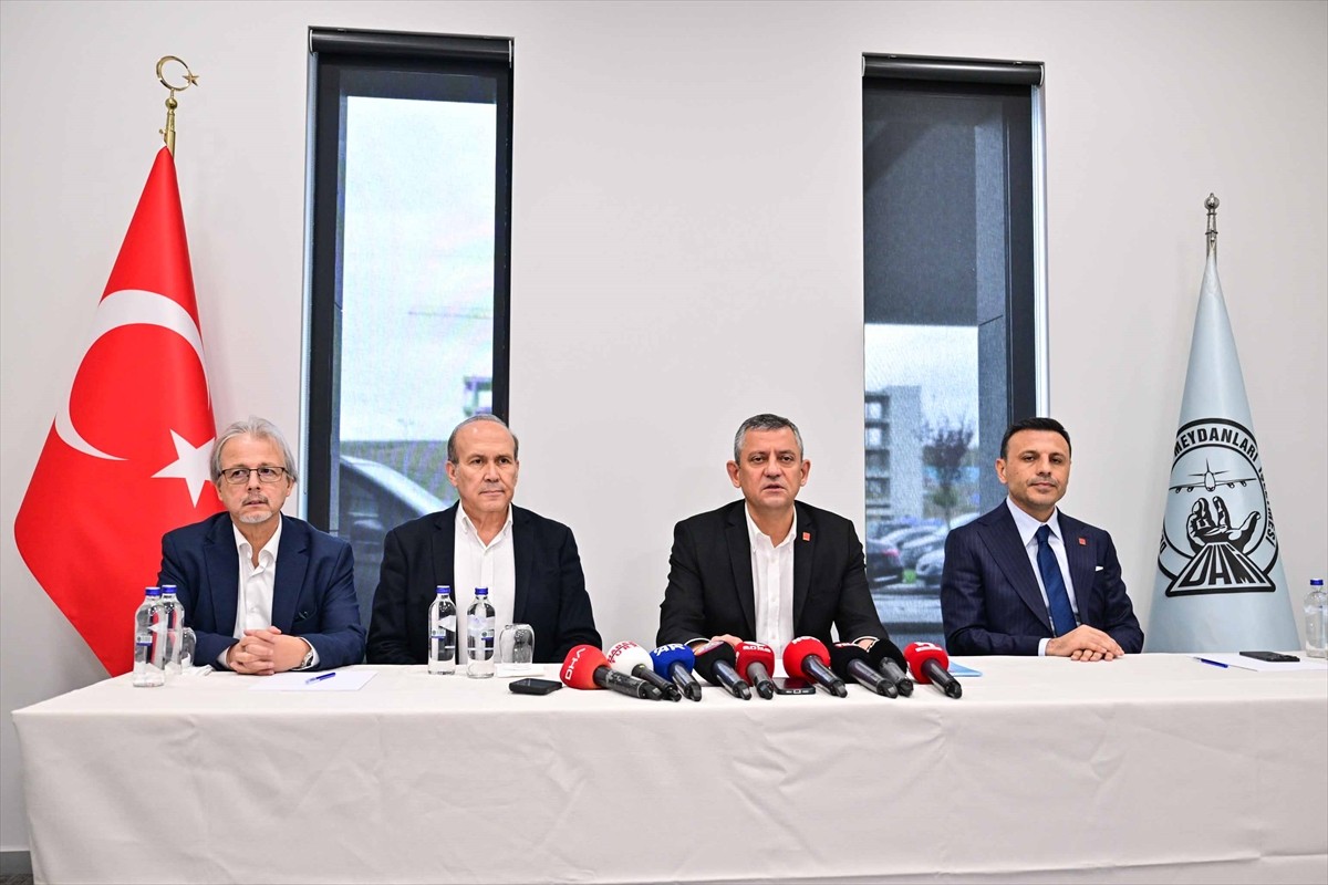 CHP Genel Başkanı Özgür Özel (sağ 2), İspanya ve Belçika temasları için yurt dışına çıkmadan önce...