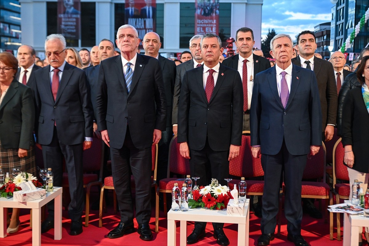 CHP Genel Başkanı Özgür Özel (sol 4), Çankaya Belediyesince hizmete alınan Atatürk Sanat...