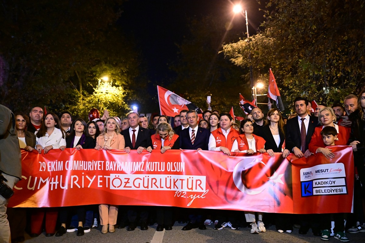 CHP Genel Başkanı Özgür Özel (sol 9), Kadıköy Bağdat Caddesi'nde düzenlenen 29 Ekim Cumhuriyet...