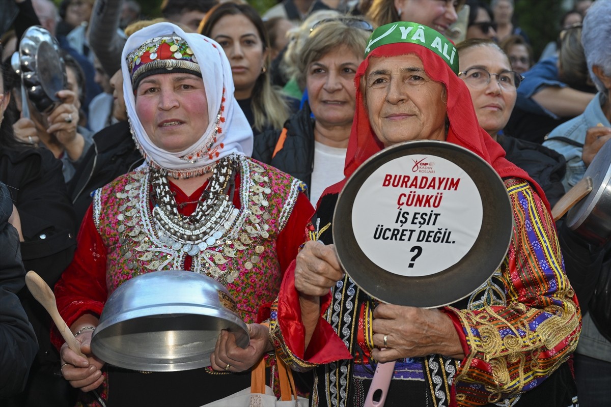 CHP Kadın Kollarınca "17 Ekim Dünya Yoksullukla Mücadele Günü" dolayısıyla yürüyüş düzenlendi....