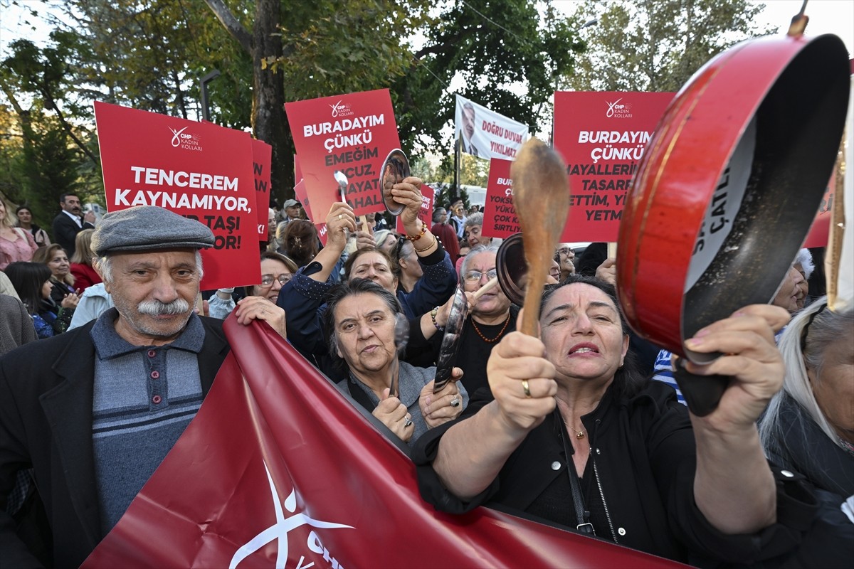 CHP Kadın Kollarınca "17 Ekim Dünya Yoksullukla Mücadele Günü" dolayısıyla yürüyüş düzenlendi....