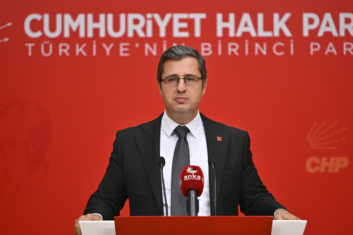 CHP Sözcüsü Deniz Yücel, parti genel merkezinde Genel Başkan Özgür Özel'in başkanlığında...