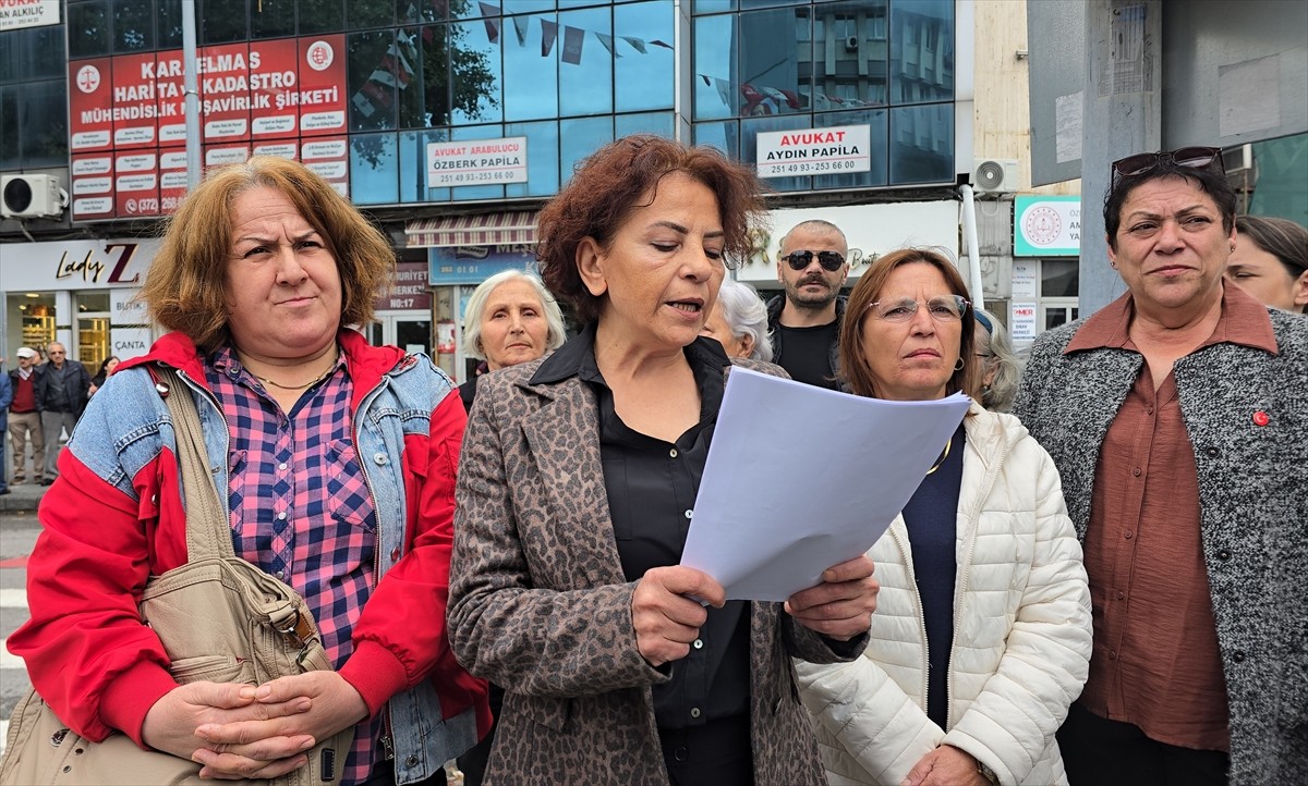 CHP Zonguldak Merkez İlçe Kadın Kolları Başkanı Zehra Sekme (ortada) ve 9 yönetim kurulu üyesi...