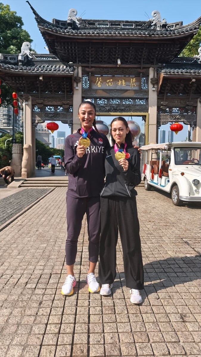 Çin'de düzenlenen Dünya Tekvando Şampiyonası'nda altın madalya kazanan Nafia Kuş Aydın (solda) ve...