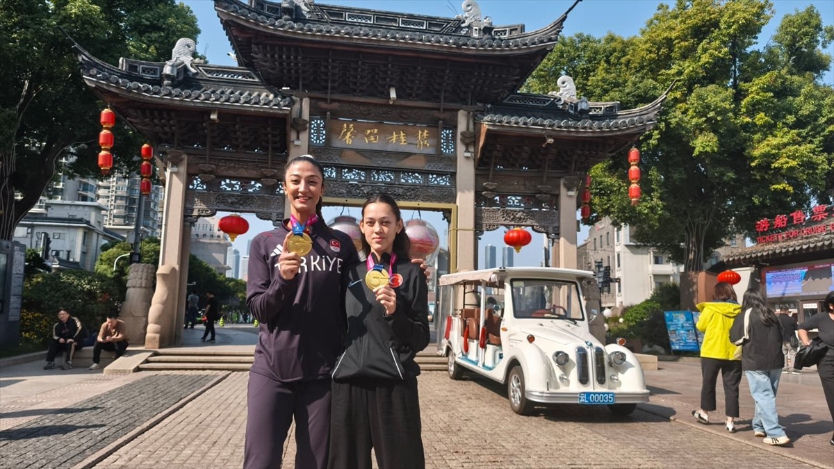 Çin'de düzenlenen Dünya Tekvando Şampiyonası'nda altın madalya kazanan Nafia Kuş Aydın (solda) ve...