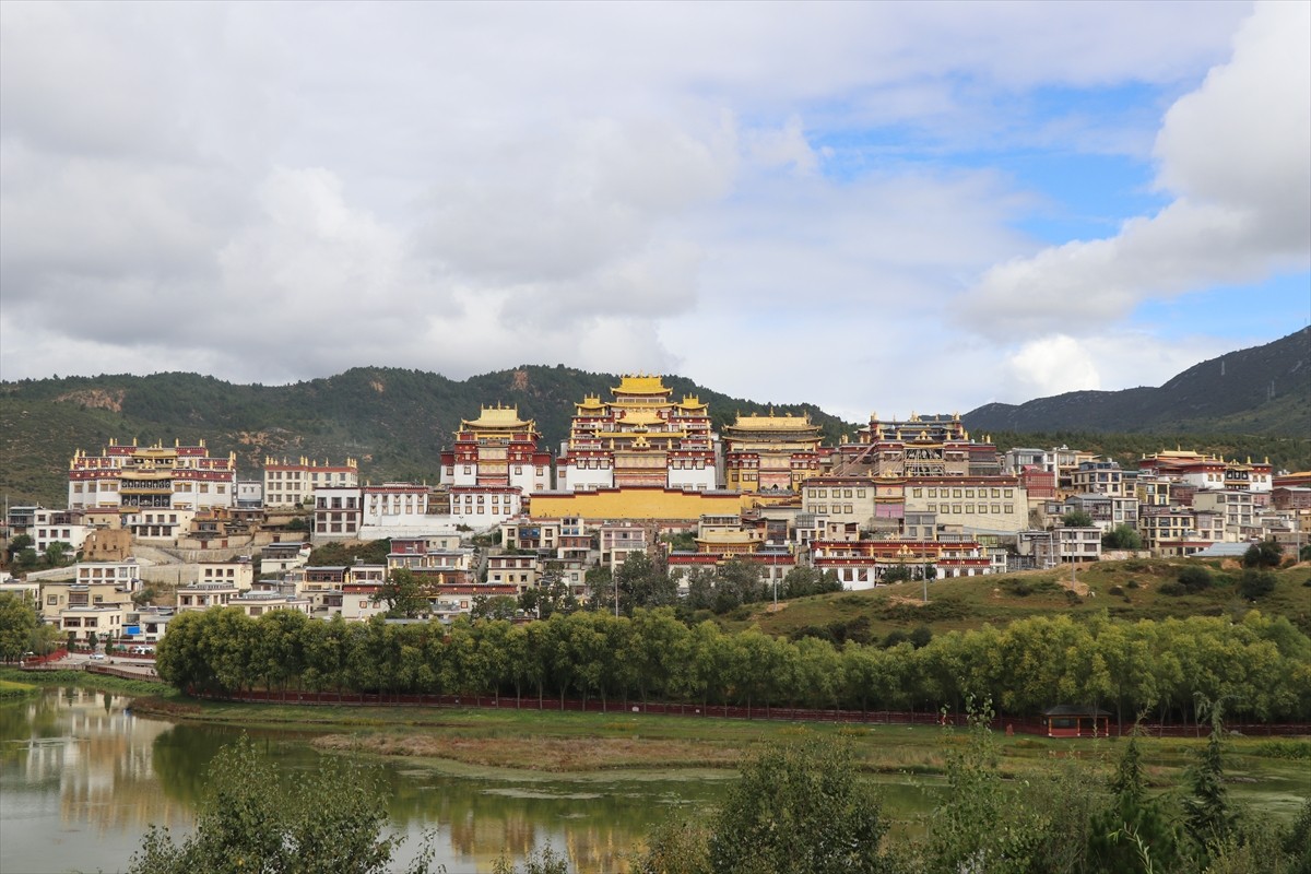 Çin'in Yünnan eyaletindeki Şangri-La şehri, doğal güzelliği ve kültürel değerinin yanı sıra mit ve...