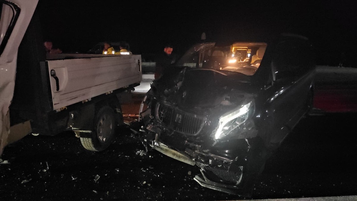 Çorum'da işçileri taşıyan kamyonetle, Anahtar Parti Genel Başkan Yardımcısı Hayati Çetin'in de...