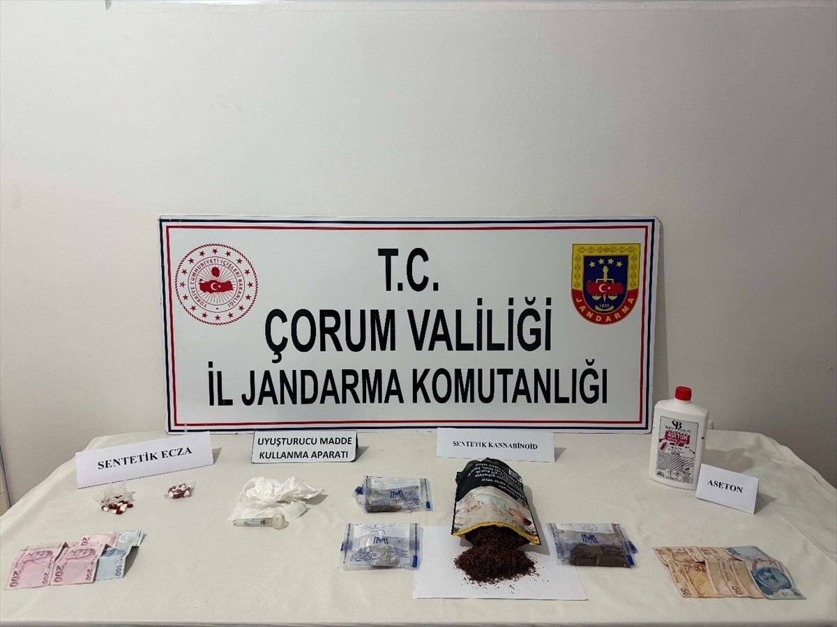 Çorum'da jandarma ekiplerince uyuşturucu kullandığı iddiasıyla 8 kişi gözaltına alındı....