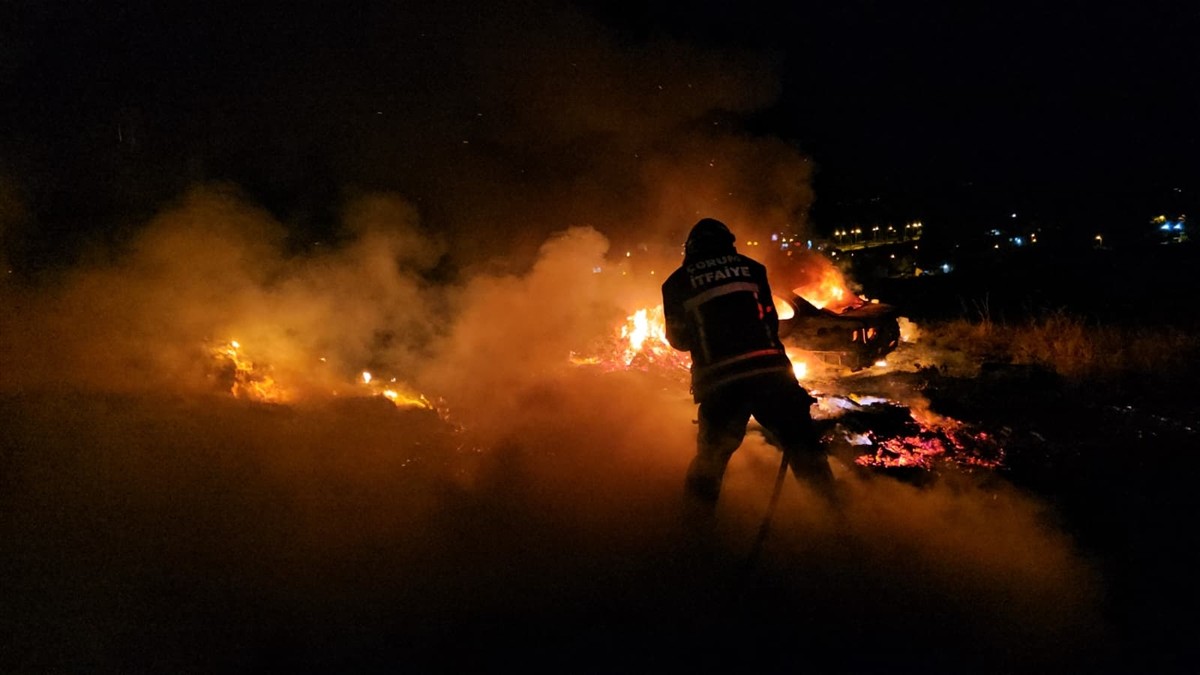 Çorum'da seyir halindeki otomobilde çıkan ve atık malzemelere sıçrayarak büyüyen yangın...
