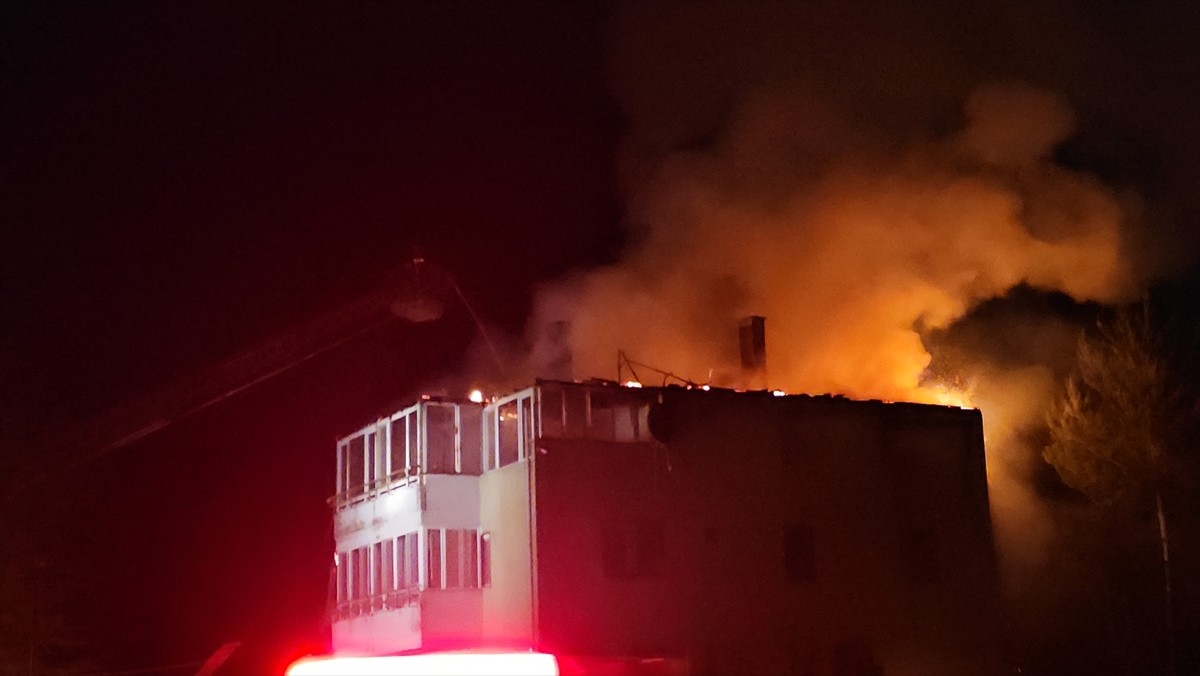 Çorum'da yıldırım isabet etmesi sonucu iki katlı evde çıkan yangın, itfaiye ekiplerince...