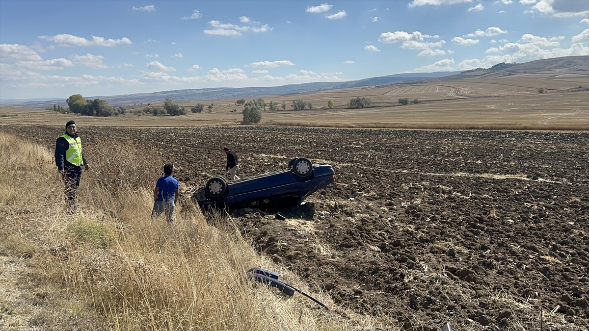 Çorum'un Alaca ilçesinde lastiğinin patlaması sonucu devrilen otomobildeki 4 kişi yaralandı.