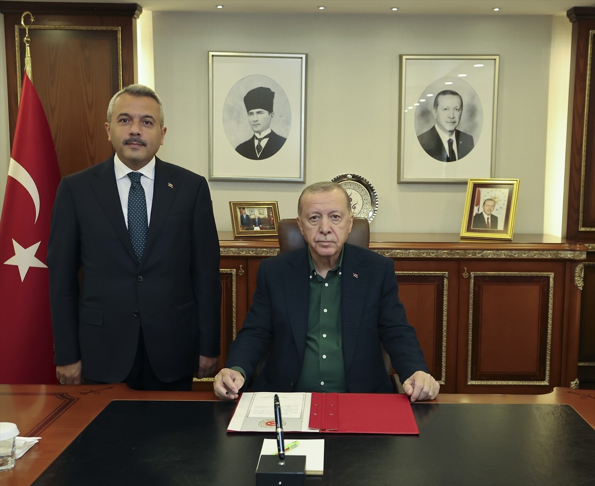 Cumhurbaşkanı Recep Tayyip Erdoğan, Rize Valiliğini ziyaret etti.