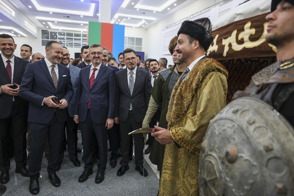 Cumhurbaşkanlığı İletişim Başkanı Burhanettin Duran (sol 2), TRT Avaz'ın Ankara Hacı Bayram Veli...