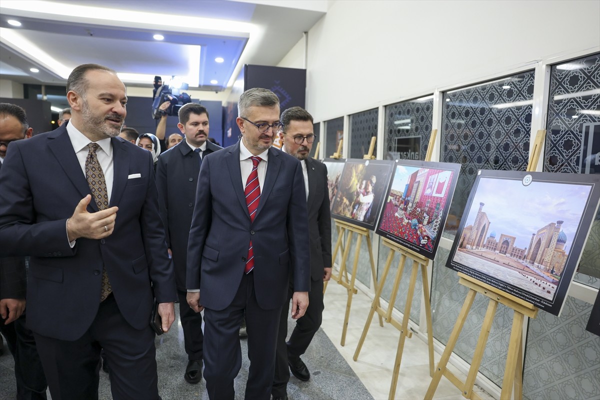 Cumhurbaşkanlığı İletişim Başkanı Burhanettin Duran (sol 2), TRT Avaz'ın Ankara Hacı Bayram Veli...