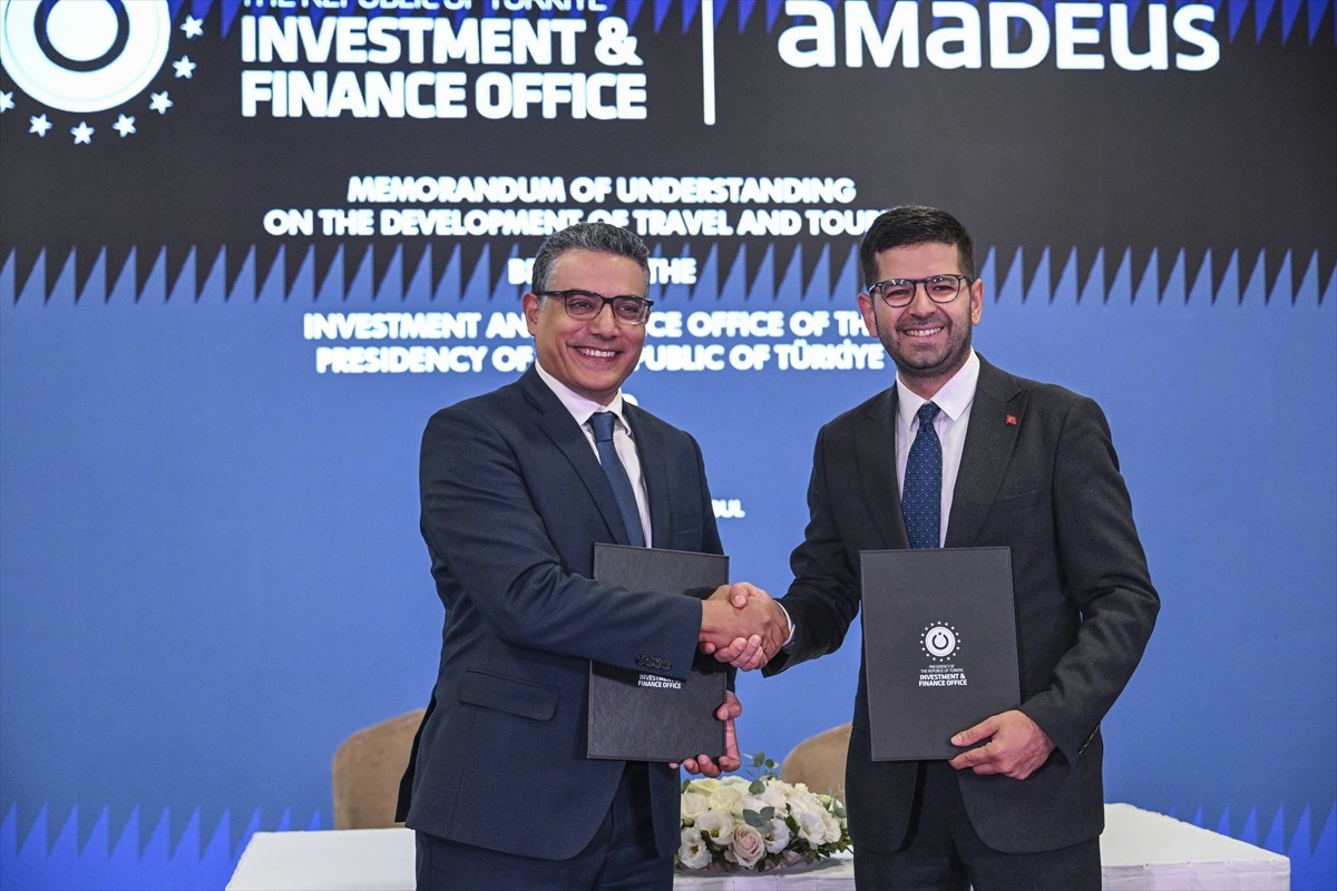 Cumhurbaşkanlığı Yatırım ve Finans Ofisi Başkanı Burak Dağlıoğlu (sağda) ve Amadeus IT Group SA...