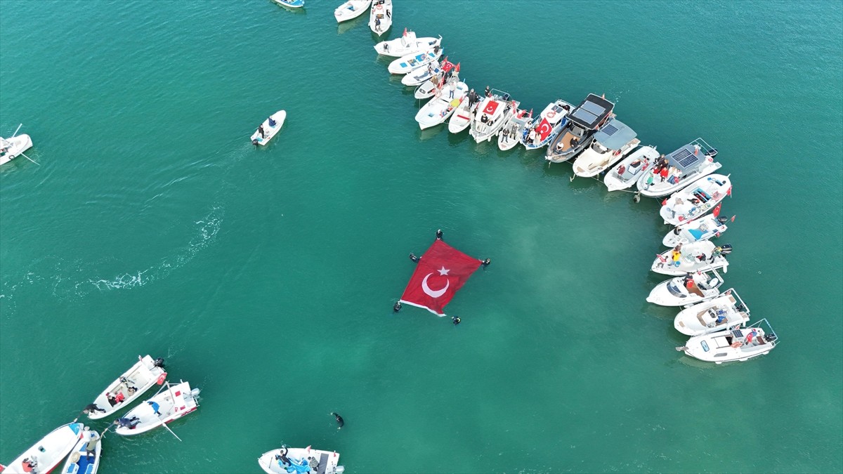 Cumhuriyet'in kuruluşunun 102. yılı dolayısıyla Samsun'da teknelerle denizde ay yıldız...