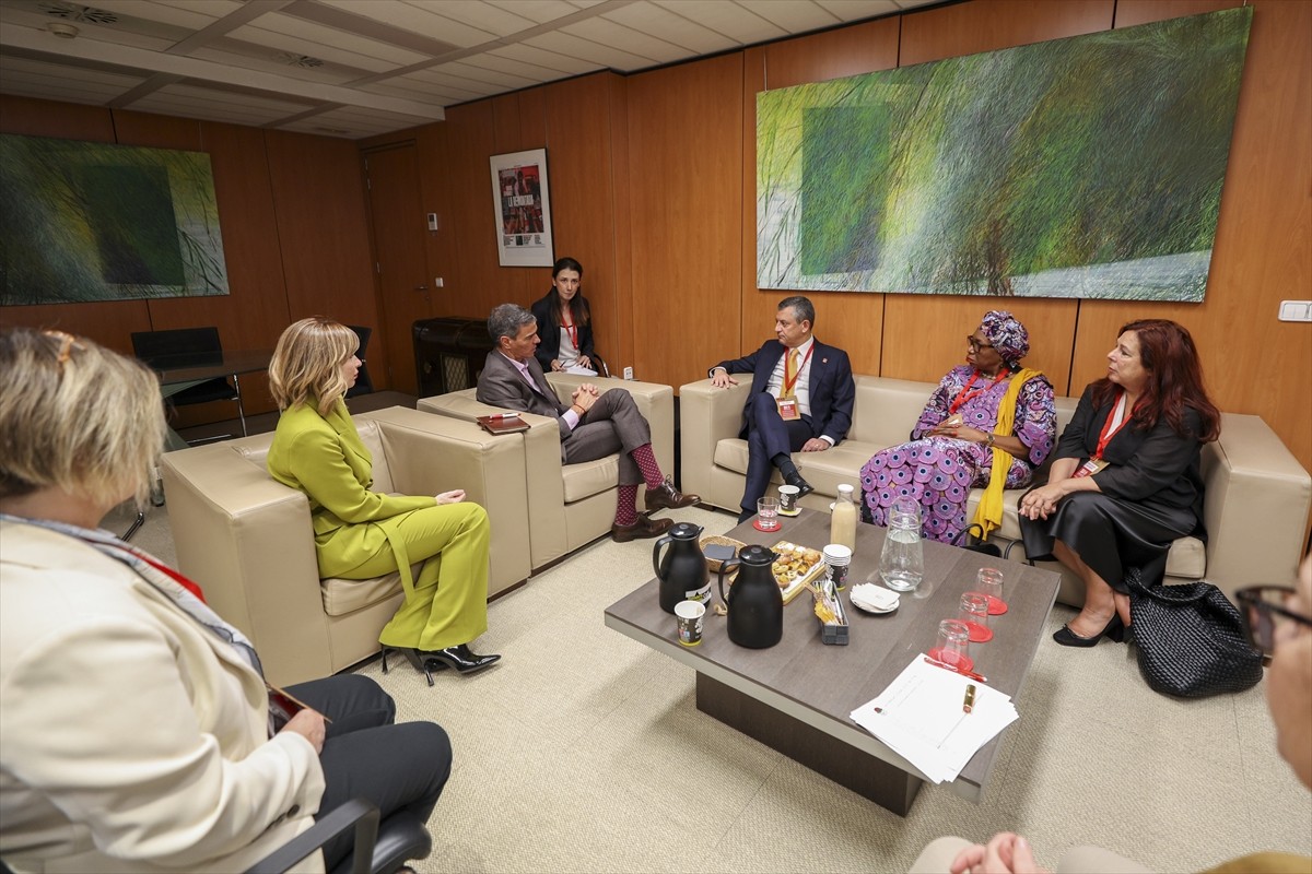 Cumhuriyet Halk Partisi (CHP) Genel Başkanı Özgür Özel, İspanya Başbakanı Pedro Sanchez ile bir...