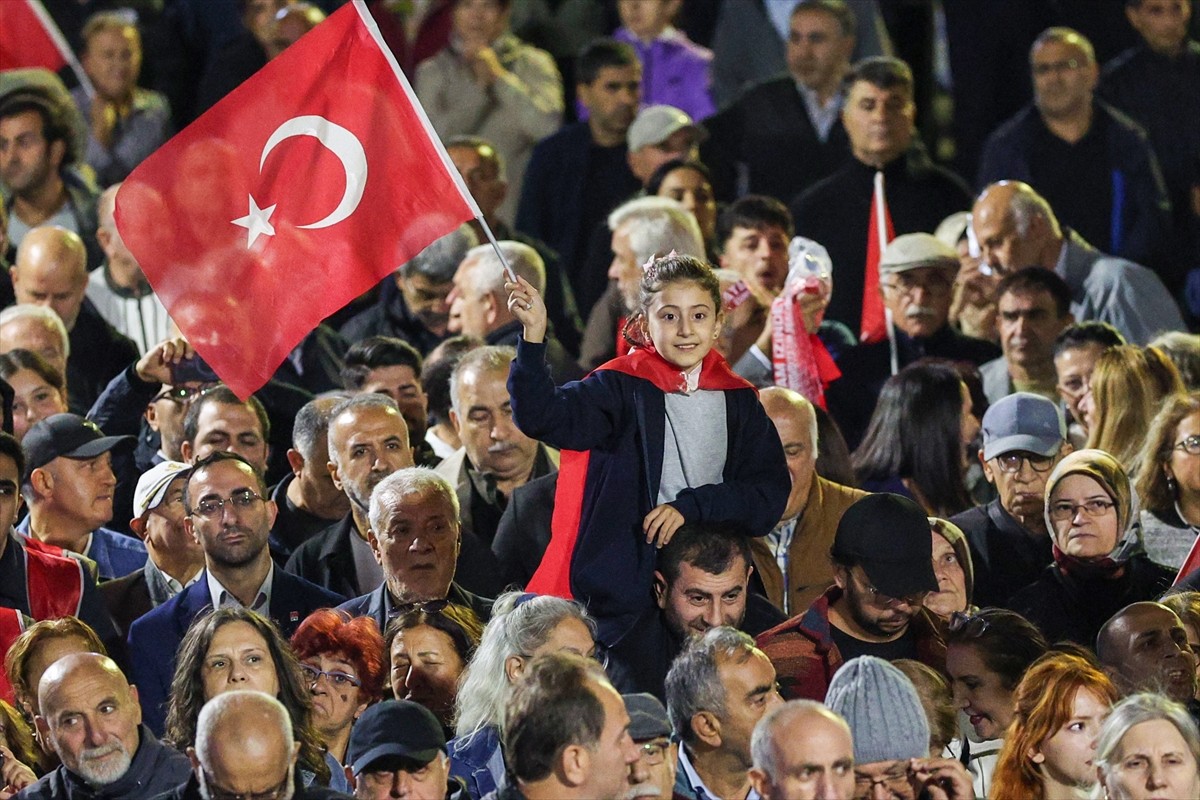 Cumhuriyet Halk Partisi Genel Başkanı Özgür Özel, İstanbul Küçükçekmece’de partisince "Millet...