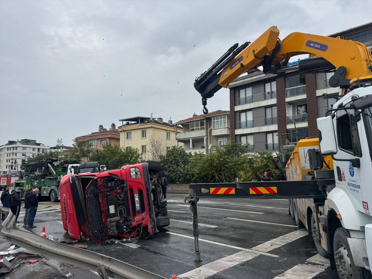 D-100 kara yolu Büyükçekmece mevkisinde kontrolden çıkan tırın devrilmesi nedeniyle kapanan yolun...