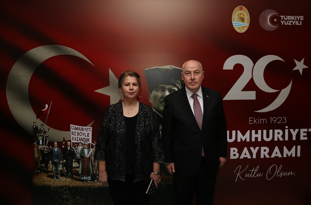 Denizli'de, 29 Ekim Cumhuriyet Bayramı dolayısıyla kentteki bir otelde düzenlenen resepsiyonda...
