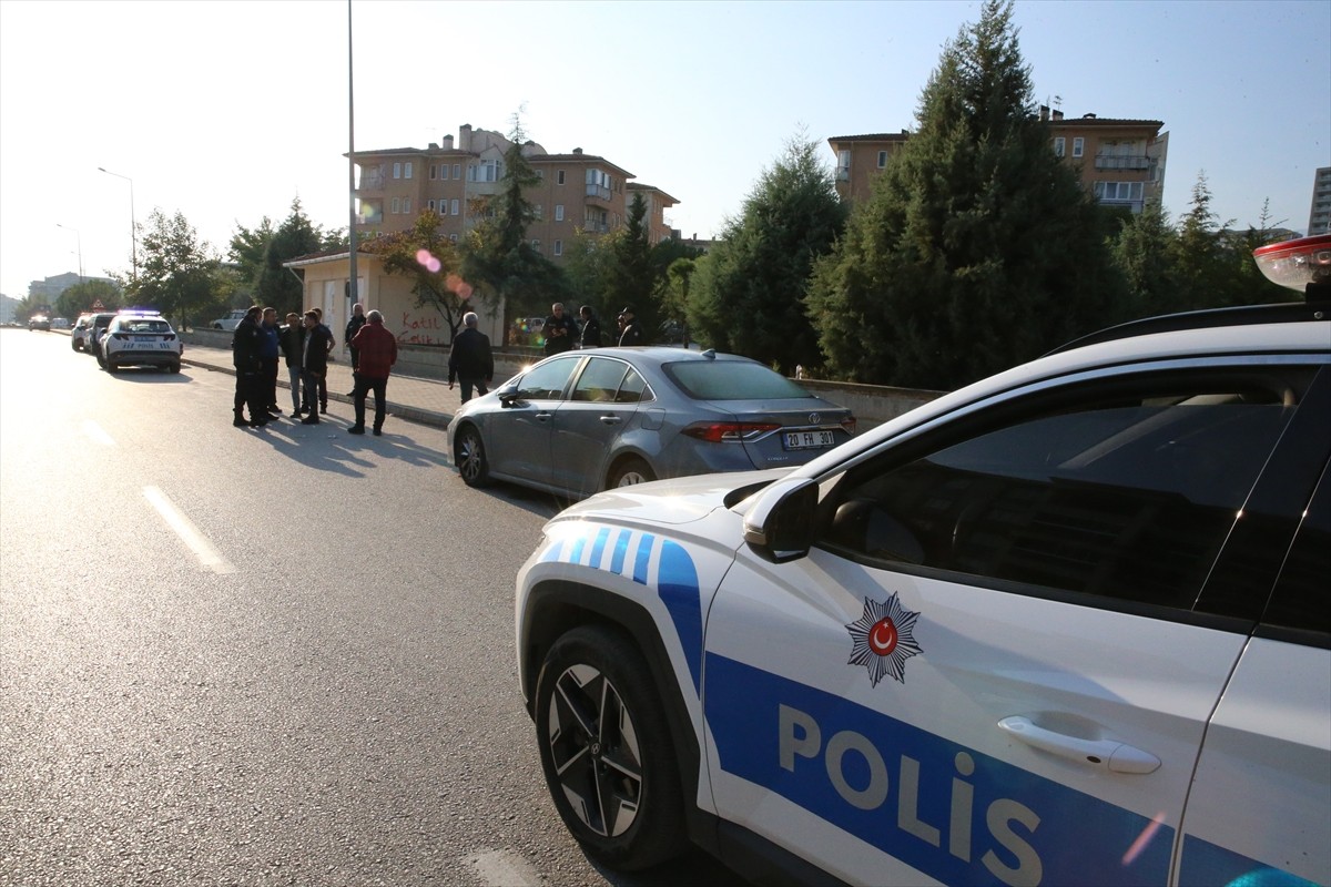 Denizli'nin Merkezefendi ilçesinde, kantin çalışanının silahlı saldırısına uğrayan okul müdürü...