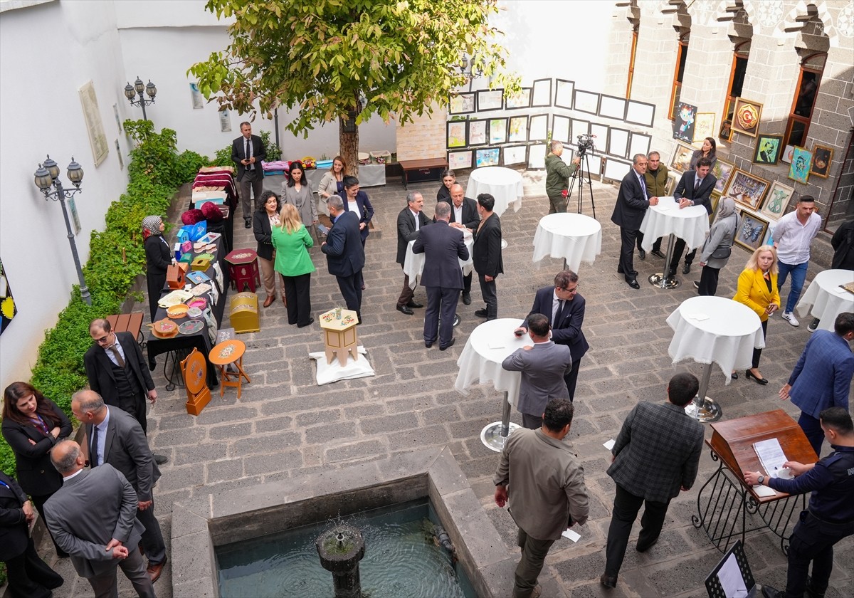 Diyarbakır'da Çocuk ve Gençlik Kapalı Ceza İnfaz Kurumu'nda kalan tutuklu ve hükümlülerin yaptığı...