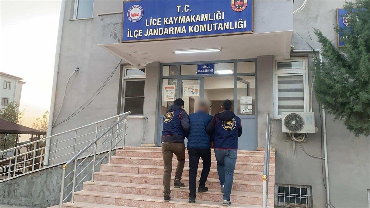 Diyarbakır'da hakkında "uyuşturucu madde imal ve ticareti" suçundan 32 yıl kesinleşmiş hapis...
