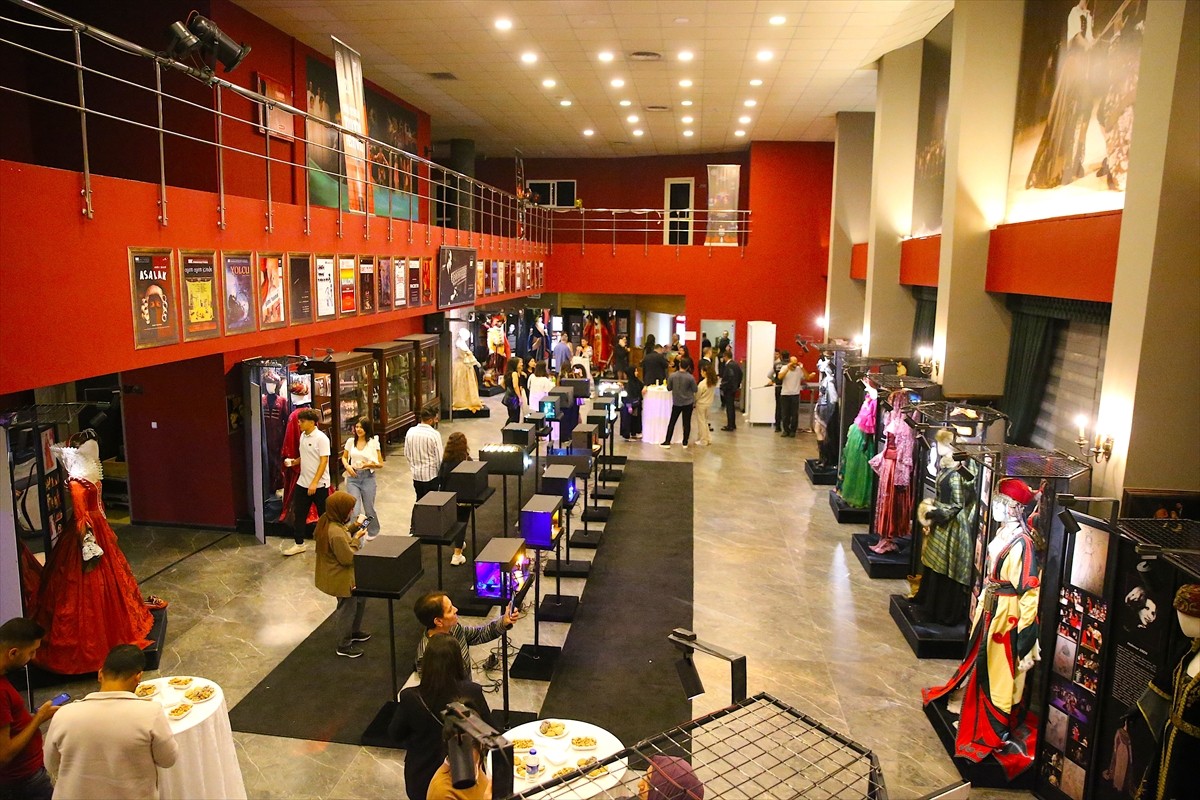 Diyarbakır'da "21. Orhan Asena Yerli Oyunlar Tiyatro Festivali", "Aşkın Sen Hali" oyunuyla...