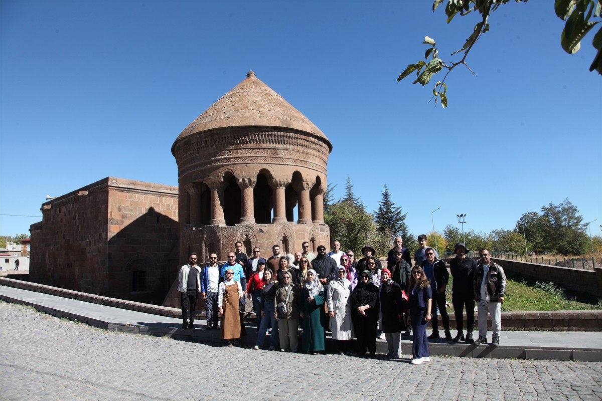 Doğaseverlerden oluşan 40 kişilik grup, Bitlis'in Ahlat ilçesindeki tarihi ve turistik alanları...
