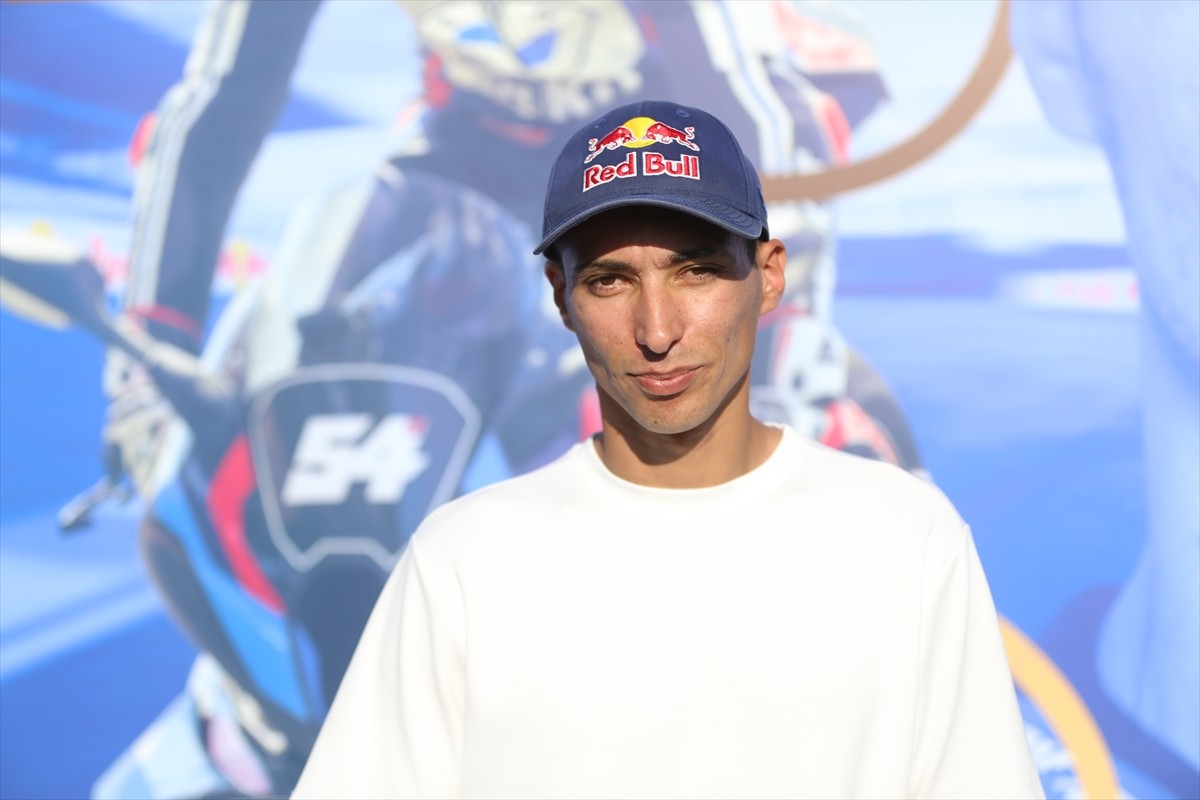 Dünya Superbike Şampiyonası'nda (WSBK) 3. kez şampiyonluğa ulaşan milli motosikletçi Toprak...