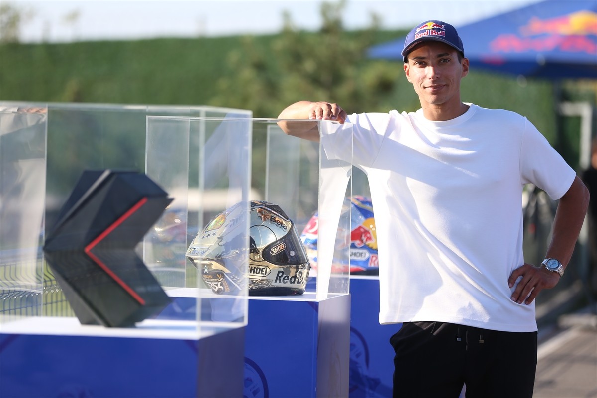 Dünya Superbike Şampiyonası'nda (WSBK) 3. kez şampiyonluğa ulaşan milli motosikletçi Toprak...