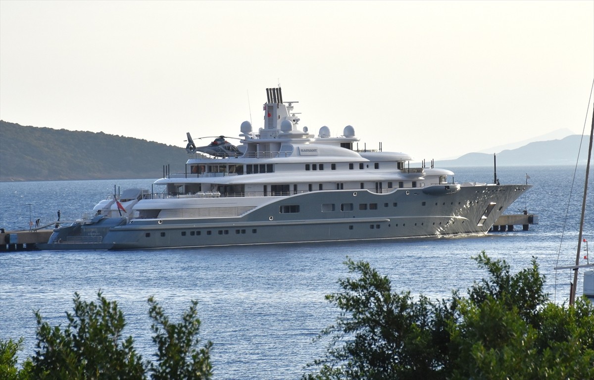 Dünyanın sayılı yatlarından 110 metre uzunluğundaki "Radiant"a, Muğla'nın Bodrum ilçesinde yakıt...