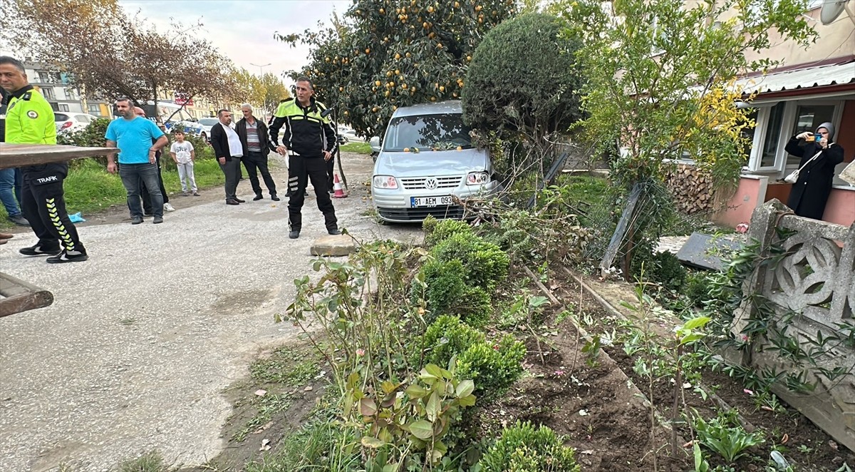 Düzce'de hafif ticari aracın otobüs durağında bekleyenlere çarpması sonucu 1 kişi öldü, 1 çocuk...