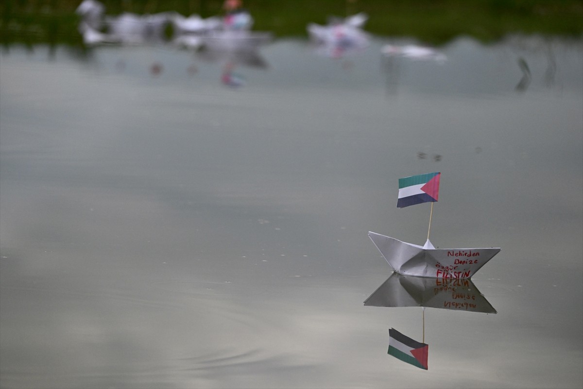 Düzce'de öğrenciler, Gazze'ye insani yardım ulaştırmak için yola çıkan ve İsrail'in saldırısına...