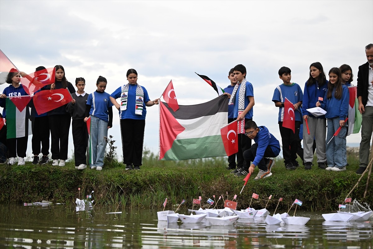 Düzce'de öğrenciler, Gazze'ye insani yardım ulaştırmak için yola çıkan ve İsrail'in saldırısına...