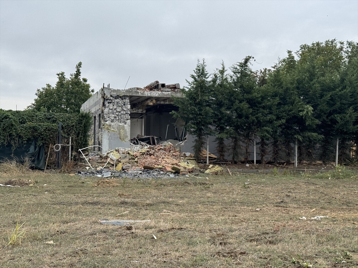 Edirne'de askeri kışlanın mühimmat deposu yanına yapılan ruhsatsız villanın belediye ekiplerince...