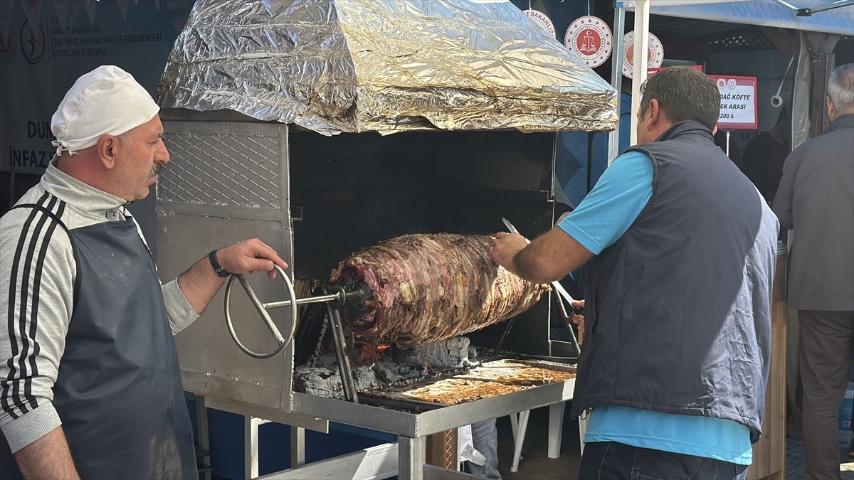 Edirne'de düzenlenen İşyurtları Ürün ve El Sanatları Fuarı, ziyaretçilerden yoğun ilgi görüyor....