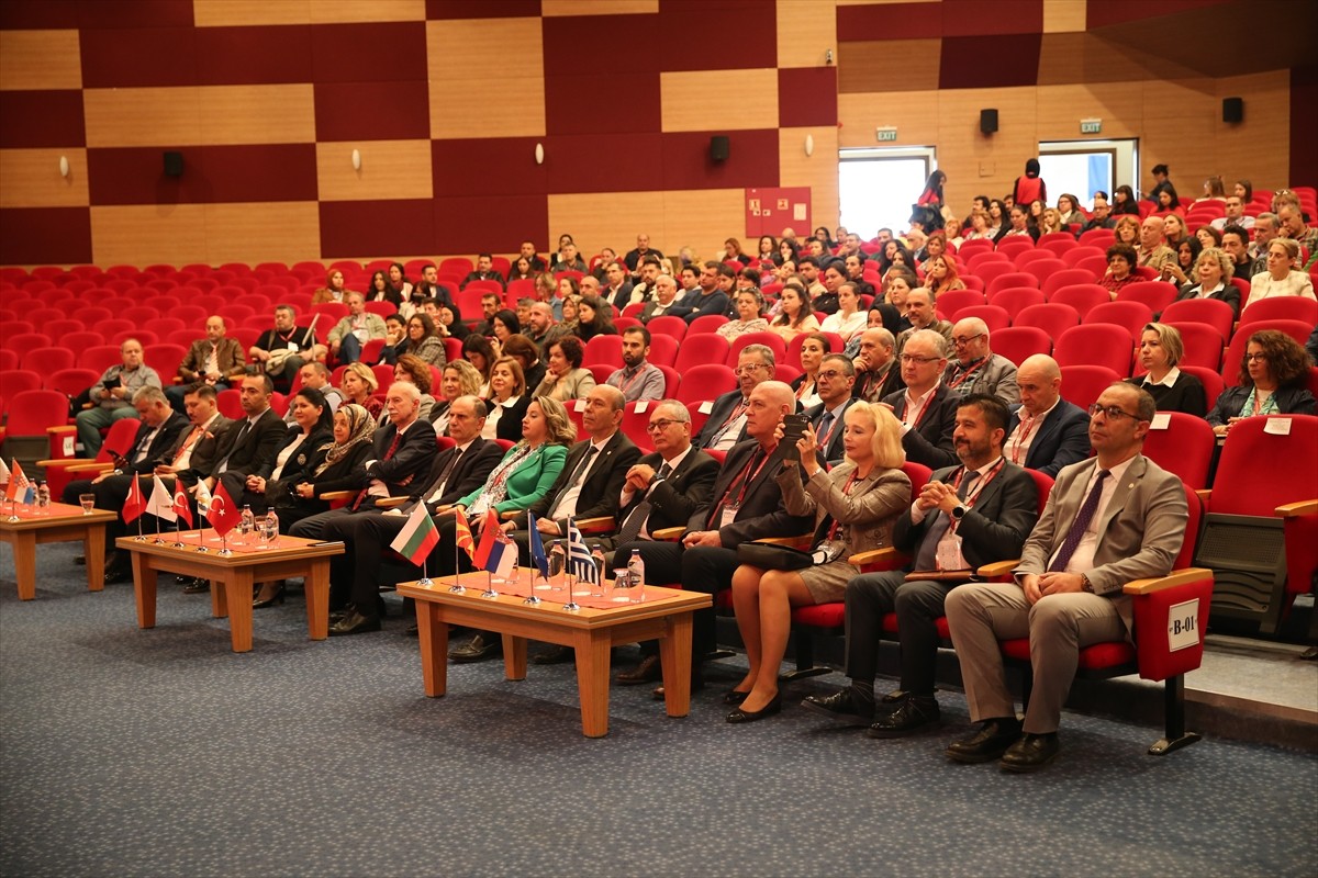 Edirne'de Trakya Üniversitesi (TÜ) Eğitim Fakültesi ev sahipliğinde "Yapay Zeka ve Geleceğin...