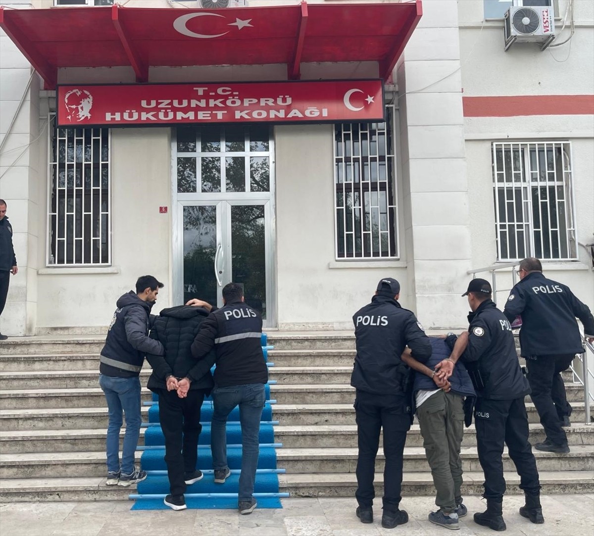 Edirne Uzunköprü Belediye Başkanı Ediz Martin'i tehdit soruşturması kapsamında gözaltına alınan 2...