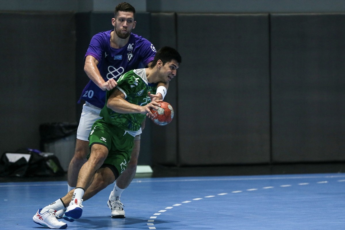 EHF Erkekler Avrupa Kupası 2. tur rövanş maçında Nilüfer Belediyespor ile İzlanda'nın...