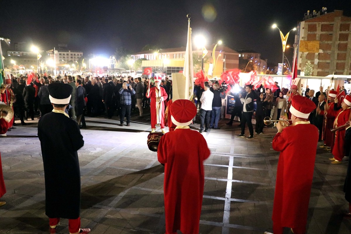 Elazığ'da "28. Uluslararası Hazar Şiir Akşamları" etkinliği Şairler Yürüyüşüyle başladı....