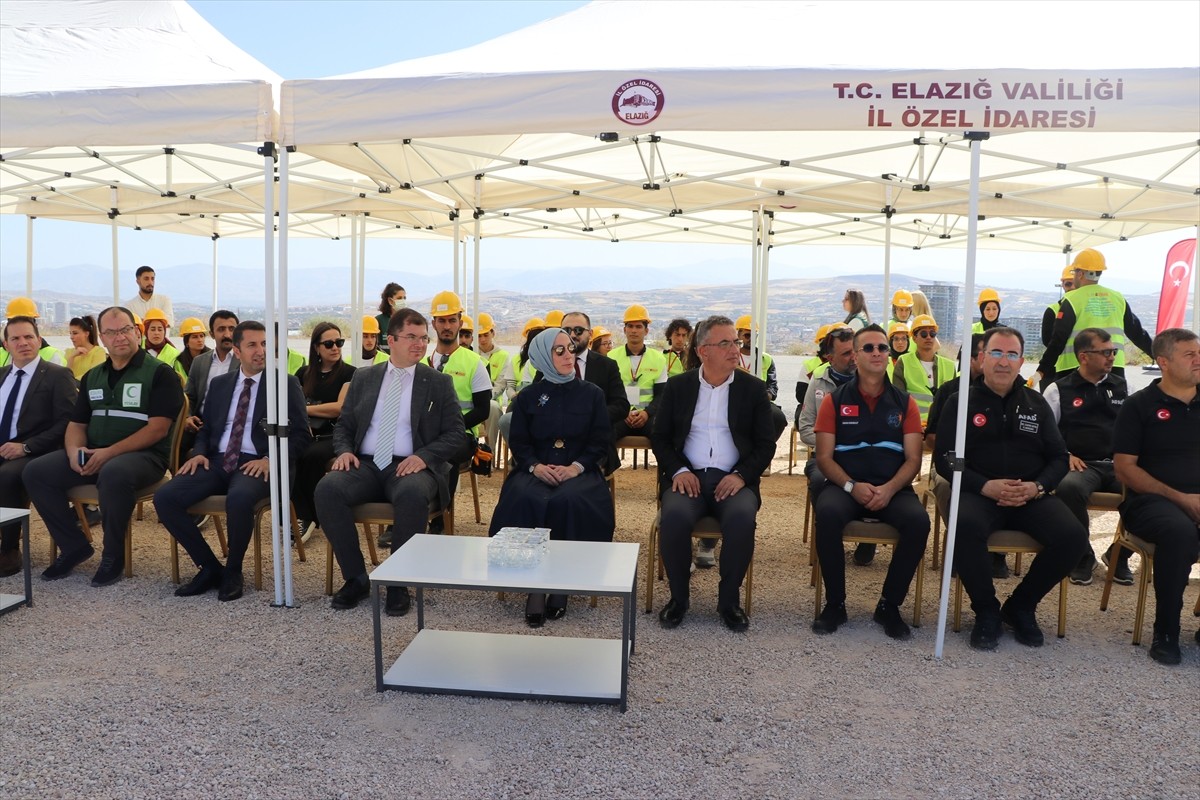 Elazığ'da "İpek Yolu Afet Gönüllüleri Projesi" kapsamında deprem tatbikatı düzenlendi. Programa...