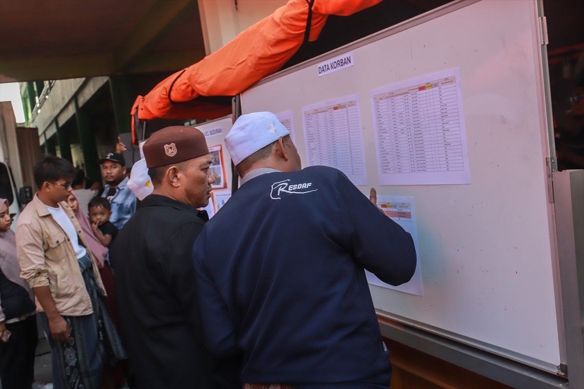 Endonezya'nın Doğu Cava eyaletinde dün çöken okul binasının enkazında olduğu düşünülen 38 kişi...