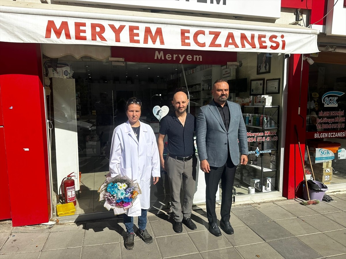 Erdemli Devlet Hastanesi Başhekimi Uzm. Dr. Mehmet Deliktaş (sağda), sopayla darbedilen eczane...