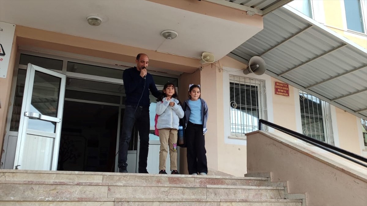 Erzincan'da bir ilkokulda yapılan sosyal deneyde, yere bırakılan çöpü fark edip çöp kutusuna atan...