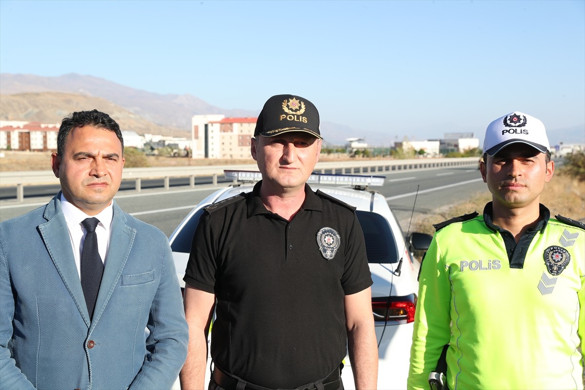 Erzincan'da ölümlü trafik kazalarını önlemek için başlatılan çelik bariyer uygulaması ile 2024'te...