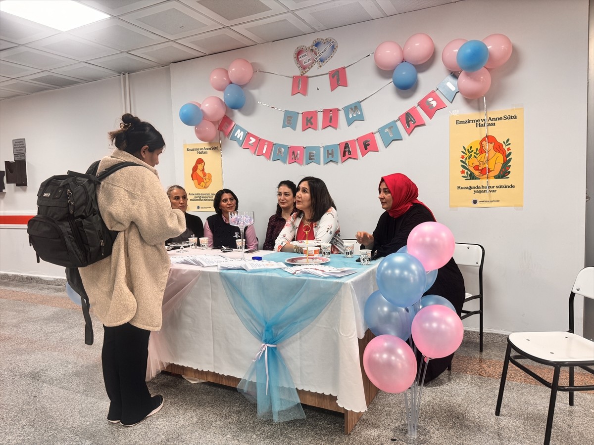 Erzurum'da Atatürk Üniversitesi Araştırma Hastanesi'nde ebe, hemşire ve doktorlar, "1-7 Ekim...