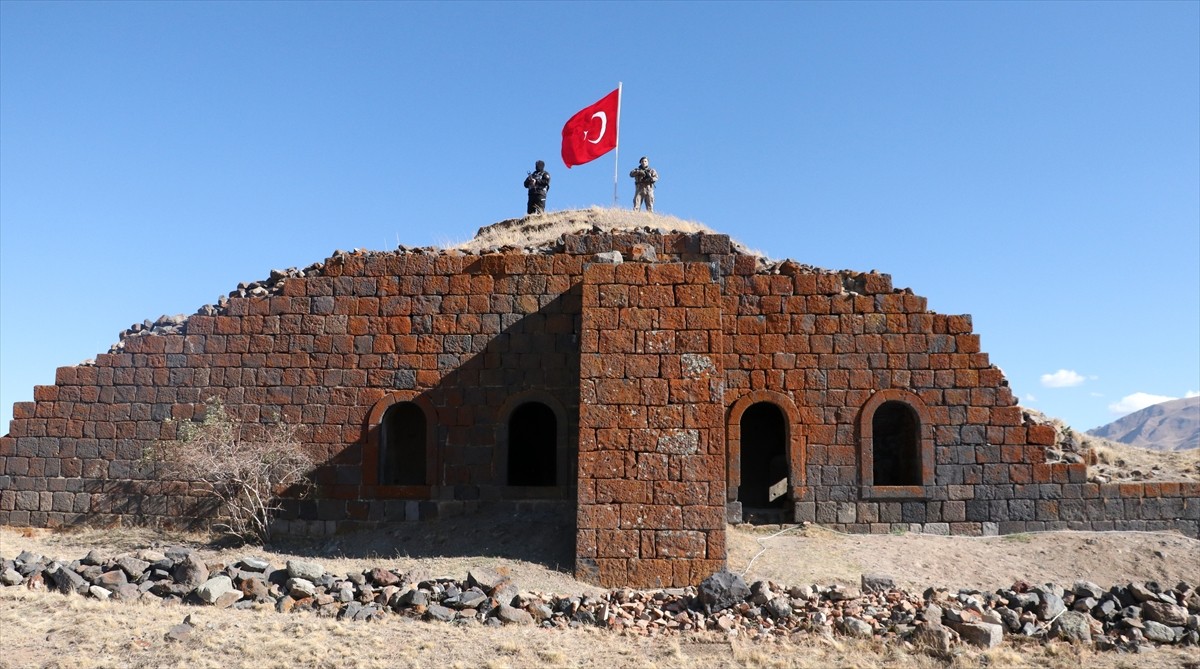 Erzurum'da Aziziye Destanı'nın 148. yıl dönümü nedeniyle "Erzurum polisi atasının izinde...